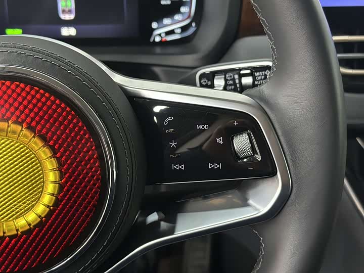 Фото 8 - Hongqi HQ9