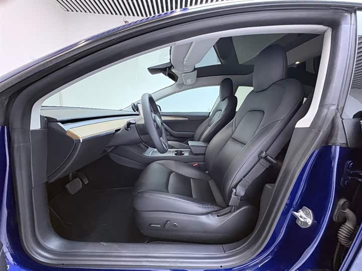 Фото 4 - Tesla Model 3