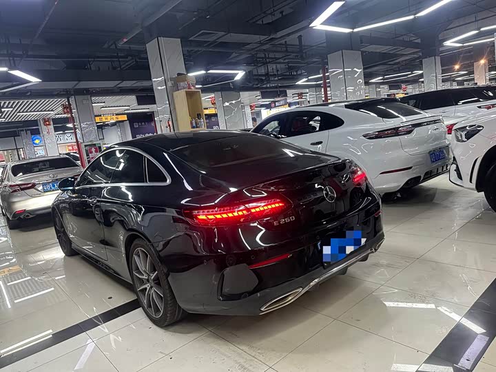 Фото 4 - Mercedes-Benz E-Class