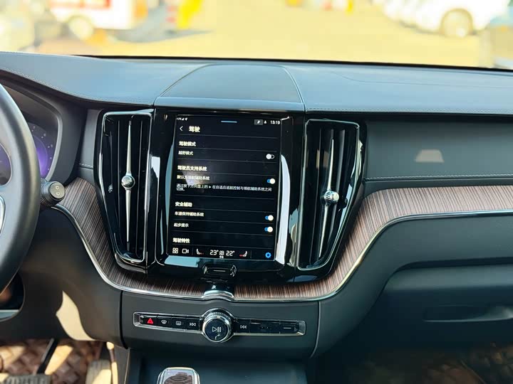 Фото 8 - Volvo XC60