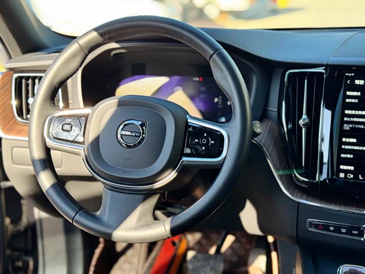 Фото 9 - Volvo XC60