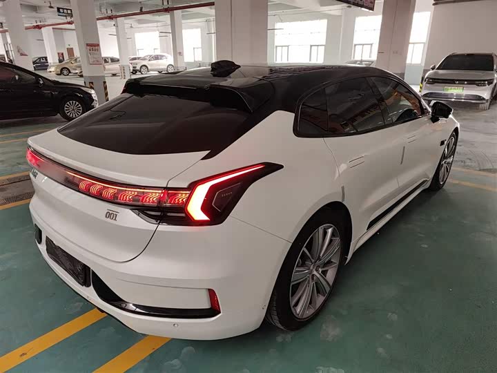 Фото 7 - Zeekr 001