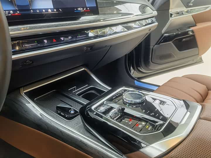 Фото 9 - BMW 7 Series