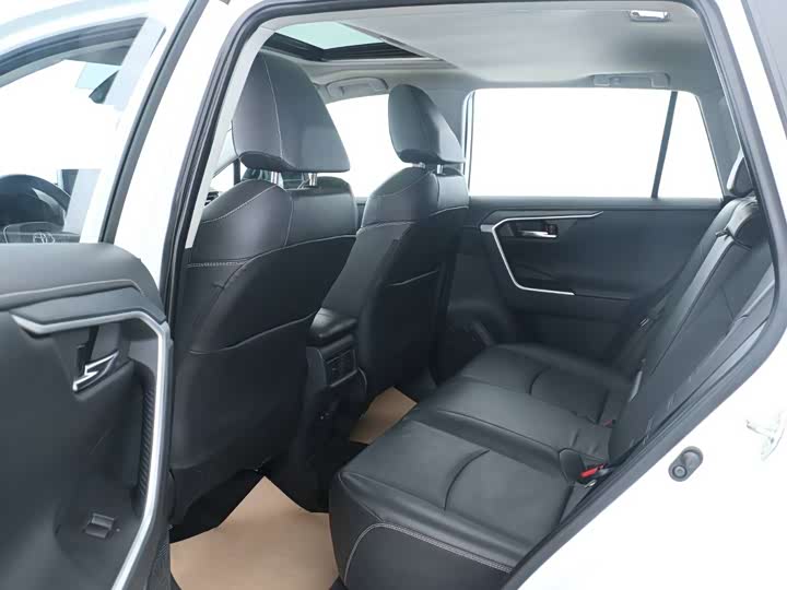 Фото 8 - Toyota RAV4