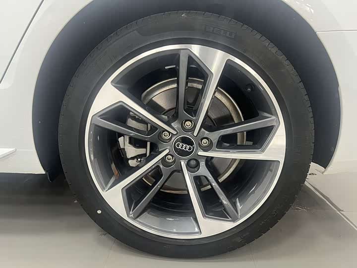 Фото 9 - Audi A4L