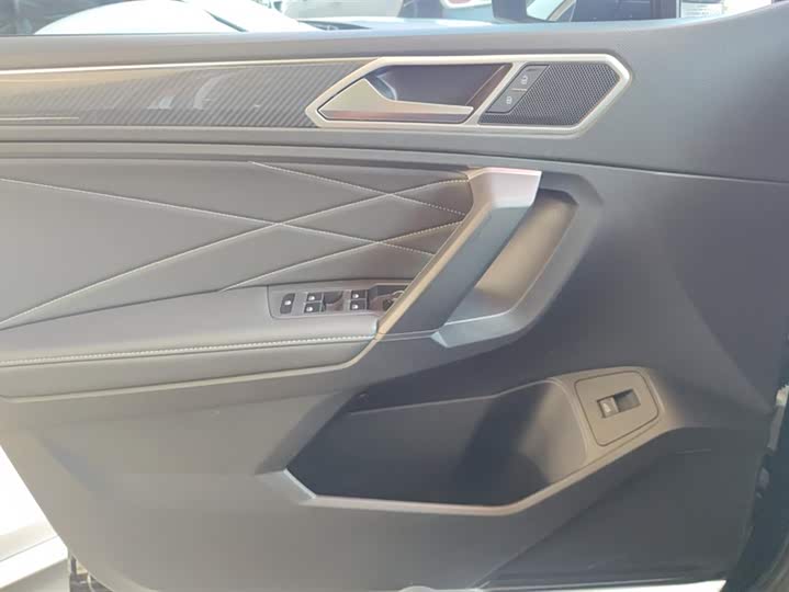 Фото 7 - Volkswagen Tiguan L Pro