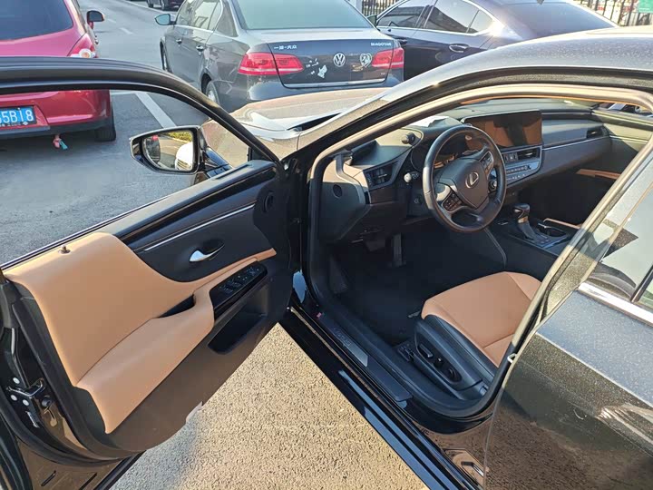 Фото 3 - Lexus ES