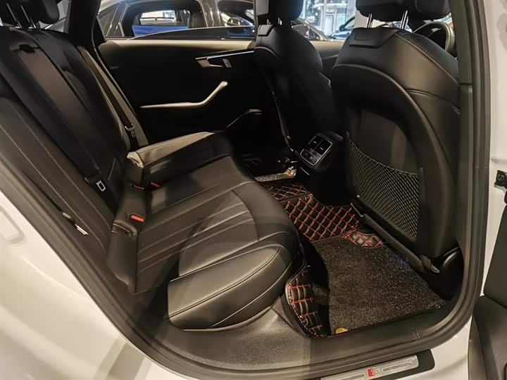 Фото 9 - Audi A4L