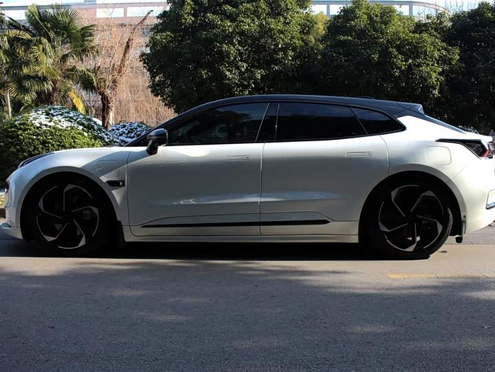 Фото 4 - Zeekr 001