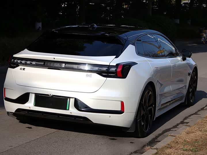 Фото 7 - Zeekr 001