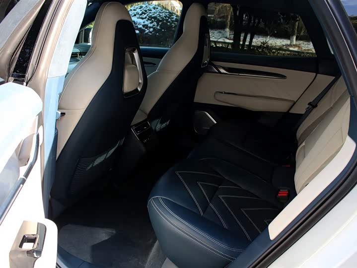 Фото 9 - Zeekr 001