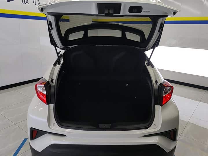 Фото 4 - Toyota C-HR