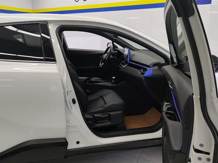 Фото 8 - Toyota C-HR