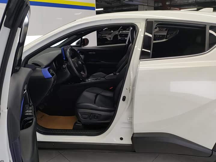 Фото 9 - Toyota C-HR