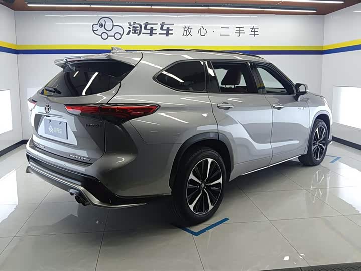 Фото 3 - Toyota Crown Kluger