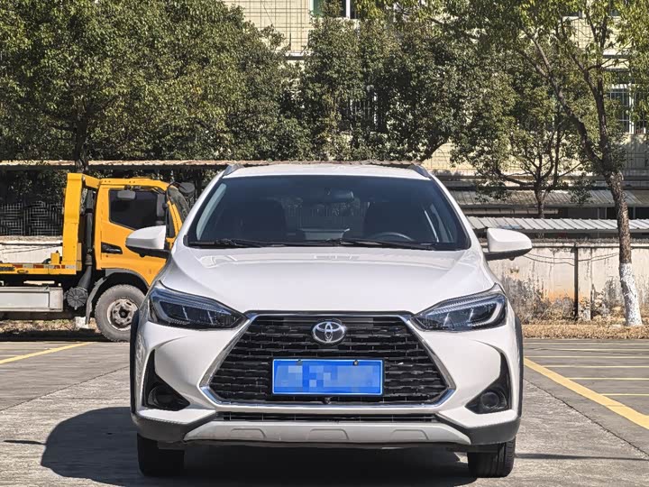 Фото 2 - Toyota Yaris L Hatchback