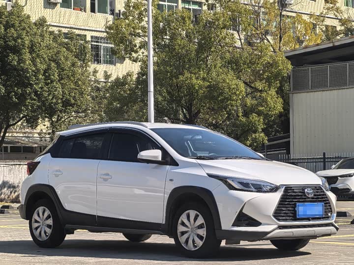 Фото 3 - Toyota Yaris L Hatchback