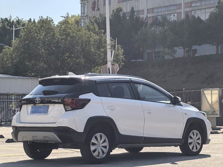 Фото 4 - Toyota Yaris L Hatchback