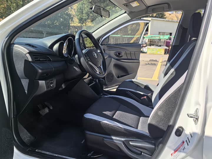 Фото 7 - Toyota Yaris L Hatchback