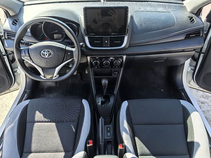 Фото 8 - Toyota Yaris L Hatchback