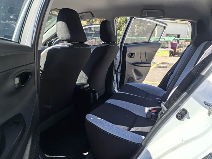 Фото 9 - Toyota Yaris L Hatchback