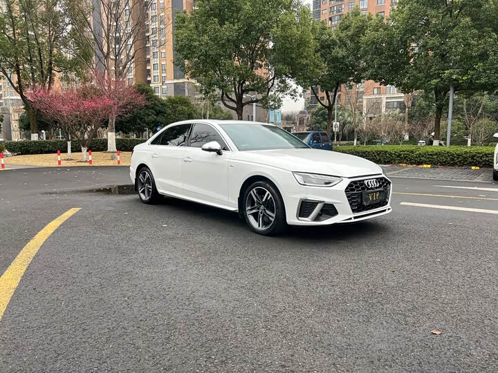 Фото 8 - Audi A4L