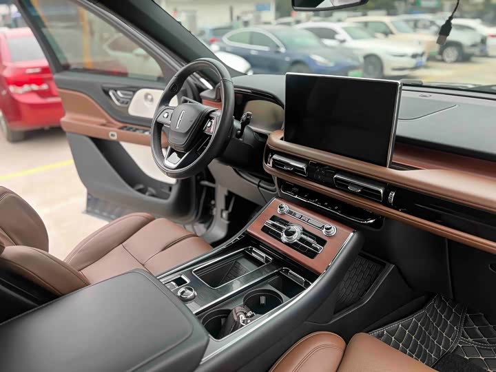 Фото 8 - Lincoln Aviator