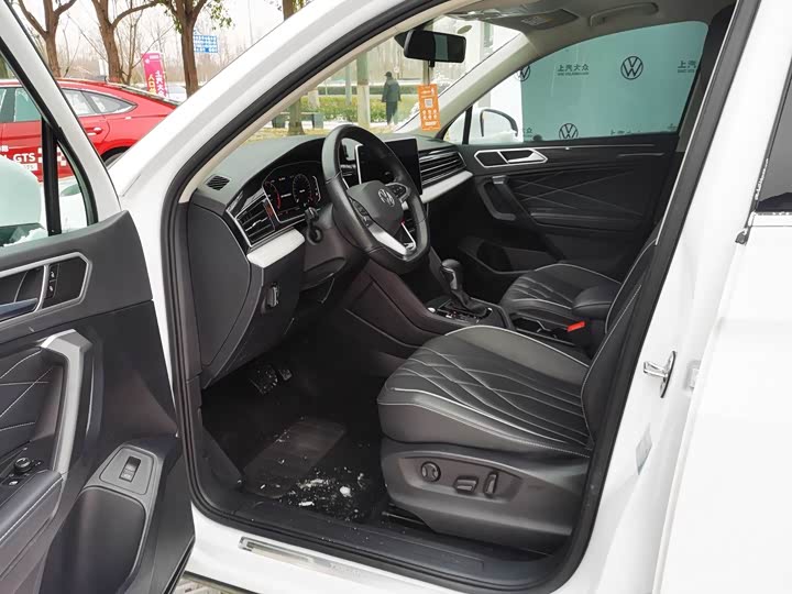 Фото 3 - Volkswagen Tiguan L Pro