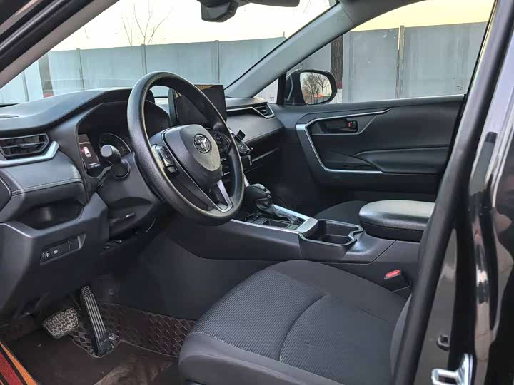 Фото 2 - Toyota RAV4