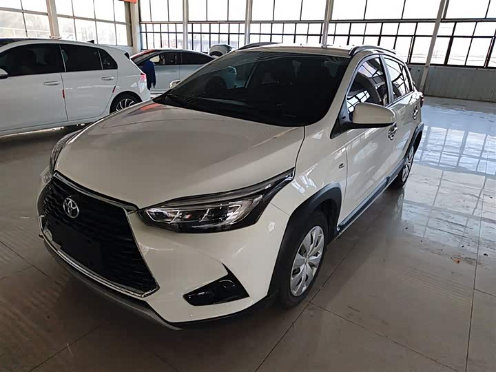 Фото 2 - Toyota Yaris L Hatchback