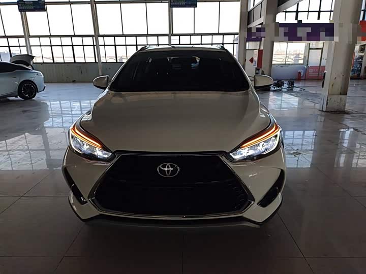 Фото 3 - Toyota Yaris L Hatchback