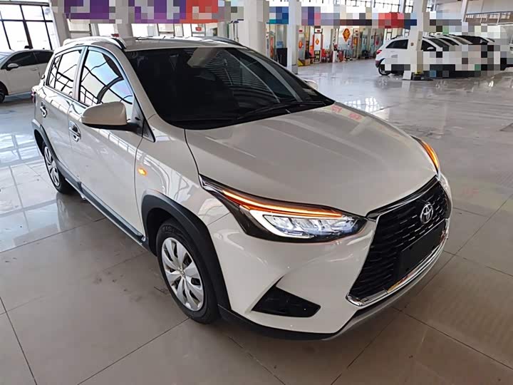 Фото 4 - Toyota Yaris L Hatchback