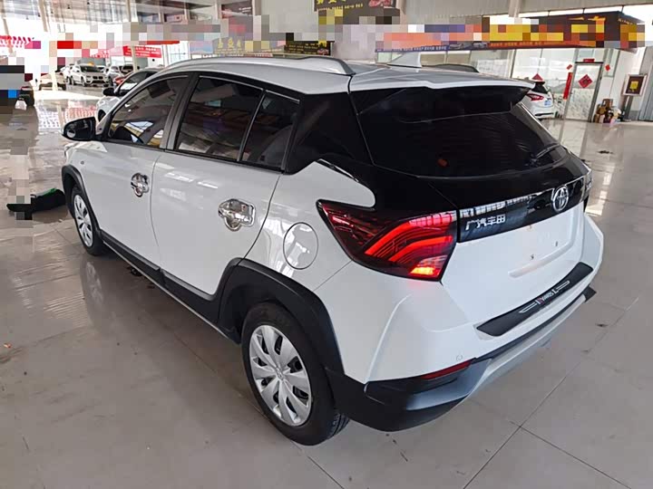 Фото 5 - Toyota Yaris L Hatchback