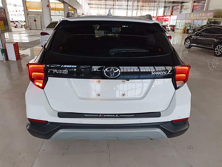 Фото 6 - Toyota Yaris L Hatchback