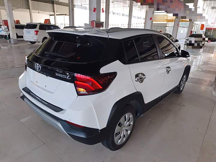 Фото 7 - Toyota Yaris L Hatchback