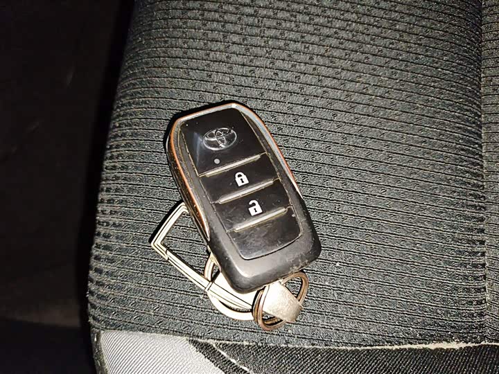 Фото 9 - Toyota Yaris L Hatchback