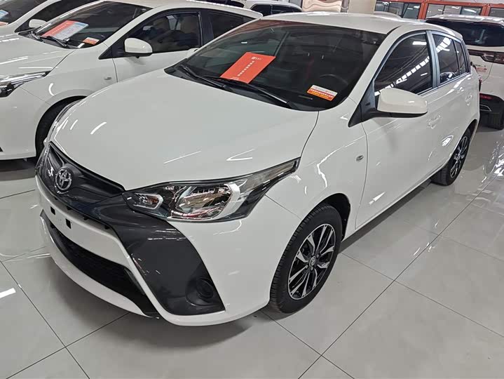 Фото 1 - Toyota Yaris L Hatchback