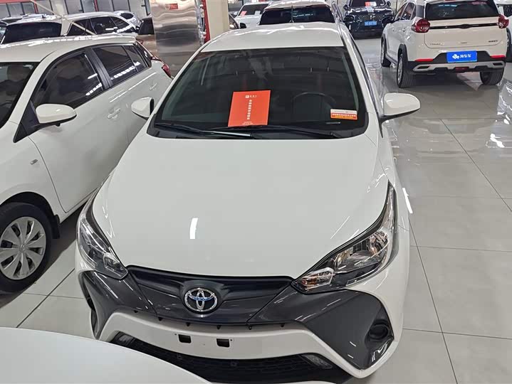 Фото 2 - Toyota Yaris L Hatchback