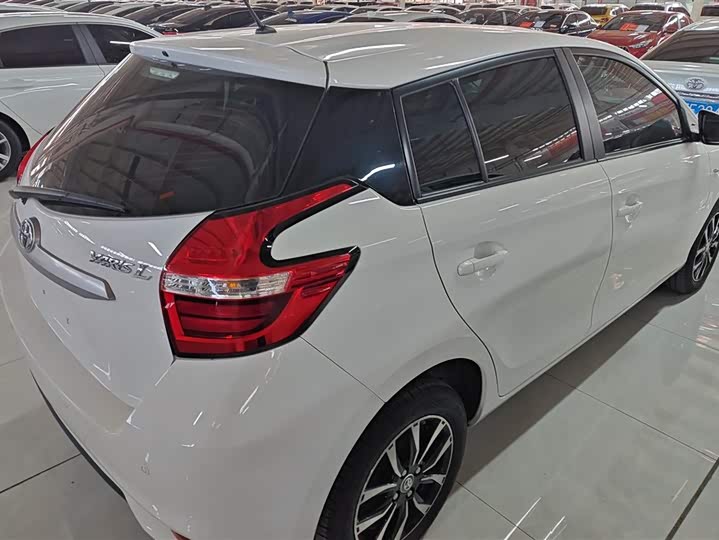 Фото 3 - Toyota Yaris L Hatchback