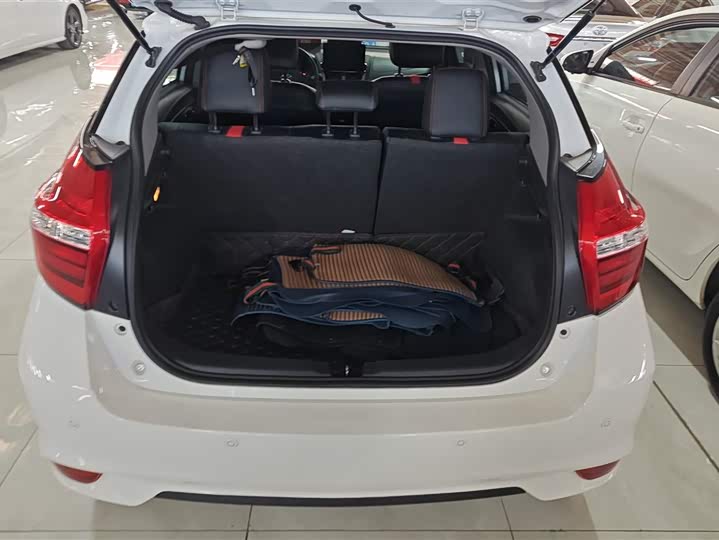 Фото 4 - Toyota Yaris L Hatchback