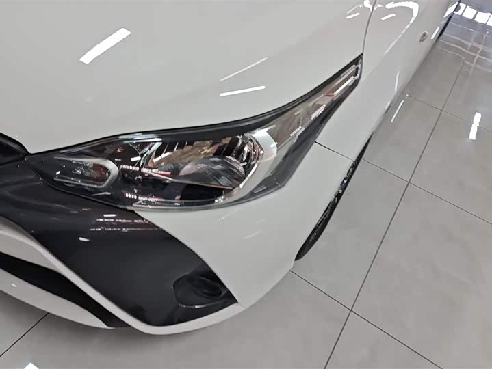 Фото 5 - Toyota Yaris L Hatchback