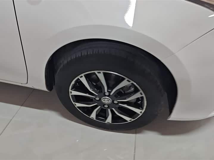 Фото 6 - Toyota Yaris L Hatchback