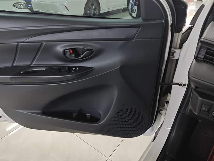 Фото 7 - Toyota Yaris L Hatchback