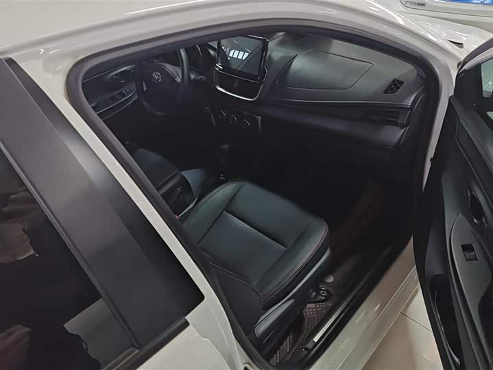 Фото 8 - Toyota Yaris L Hatchback