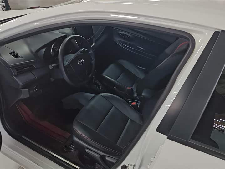 Фото 9 - Toyota Yaris L Hatchback