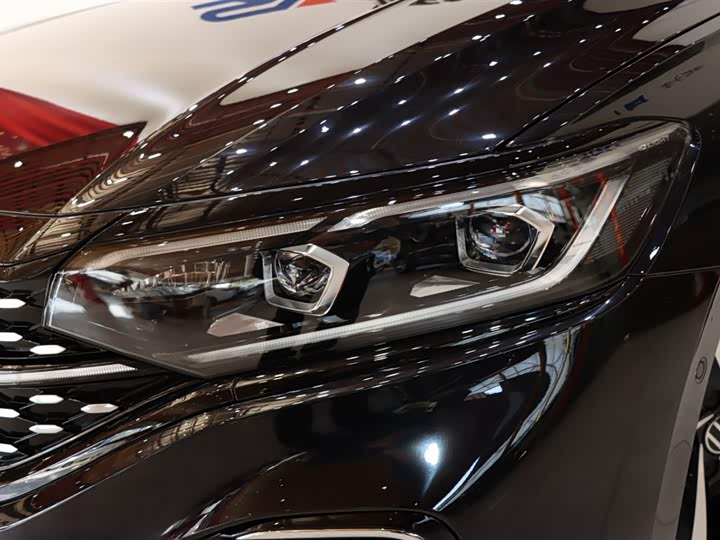 Фото 7 - Volkswagen Passat