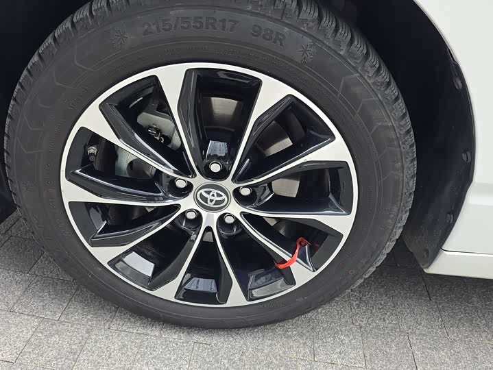 Фото 8 - Toyota Avalon