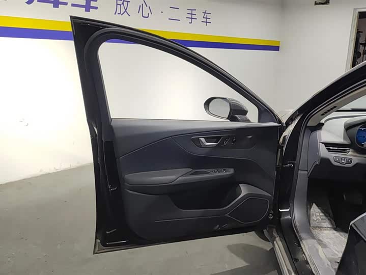 Фото 7 - Hongqi E-QM5