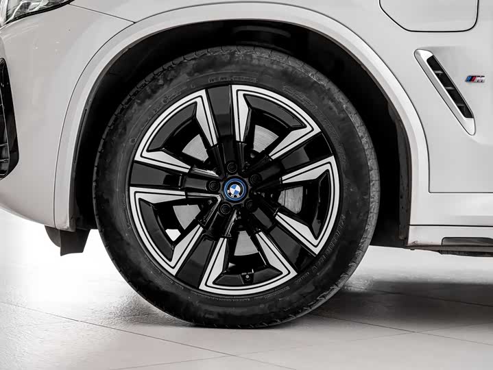 Фото 9 - BMW iX3