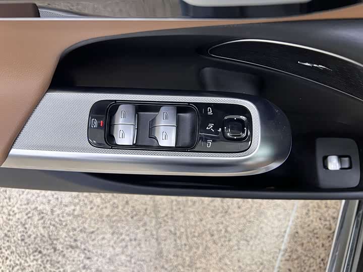 Фото 9 - Mercedes-Benz E-Class